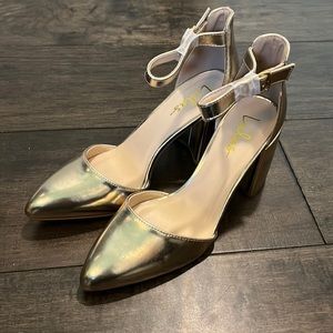 Lulus gold metallic heels, never worn